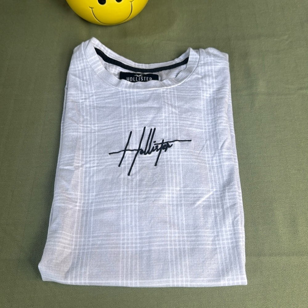 Hollister shirt like new